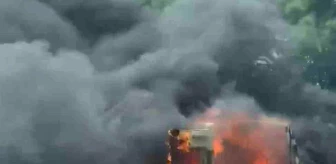 Bursa'da servis minibüsü alev alev yanarken, servisin boş olması faciayı önledi