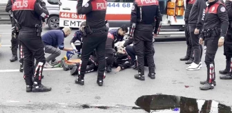 Bakırköy E-5 Karayolunda Motosikletli Polislerin Ticari Taksiye Çarptığı Kazada 2 Polis Yaralandı
