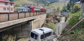 Erzurum'da minibüs dereye devrildi, sürücü yaralandı