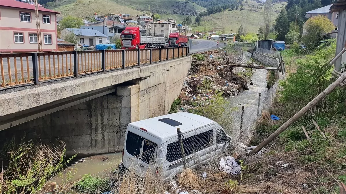 Erzurum'da minibüs dereye devrildi, sürücü yaralandı