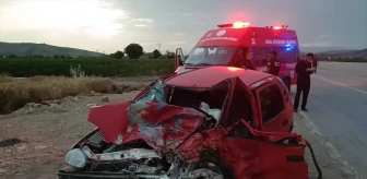 Kozan'da Hafif Ticari Araçla Otomobil Çarpışması: 1 Ölü, 5 Yaralı