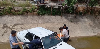 Kozan'da sulama kanalına düşen otomobilin sürücüsü yaralandı