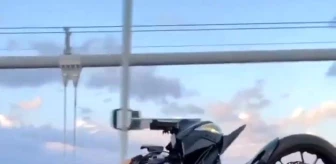 Motosikletli Köprü Üzerinde Tehlikeli Hareketler Yaptı