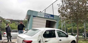 İzmit'te otomobil halk ekmek büfesine çarptı: 2 yaralı