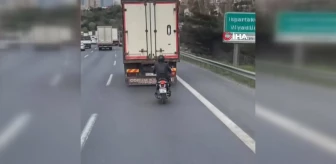 Otoyolda motosikletlinin tehlikeli yolculuğu kamerada
