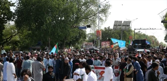Pakistan'da Filistin'i Destekleyen Yüzlerce Kişi İsrail Büyükelçiliğine Yürüdü