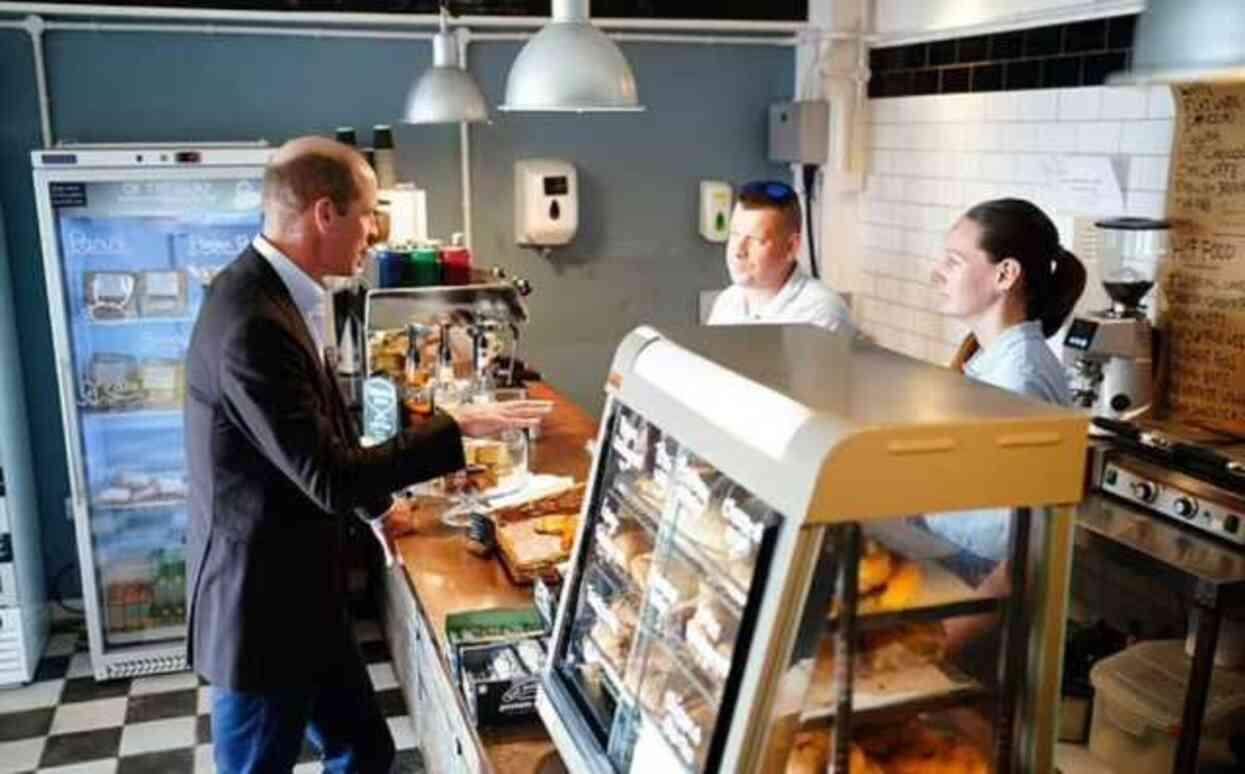 Scilly Adaları turunda bir hayli neşeli olduğu gözlenen Prens William, satın aldığı Cornish Pastyleri karısı ve çocuklarına götüreceğini söyledi