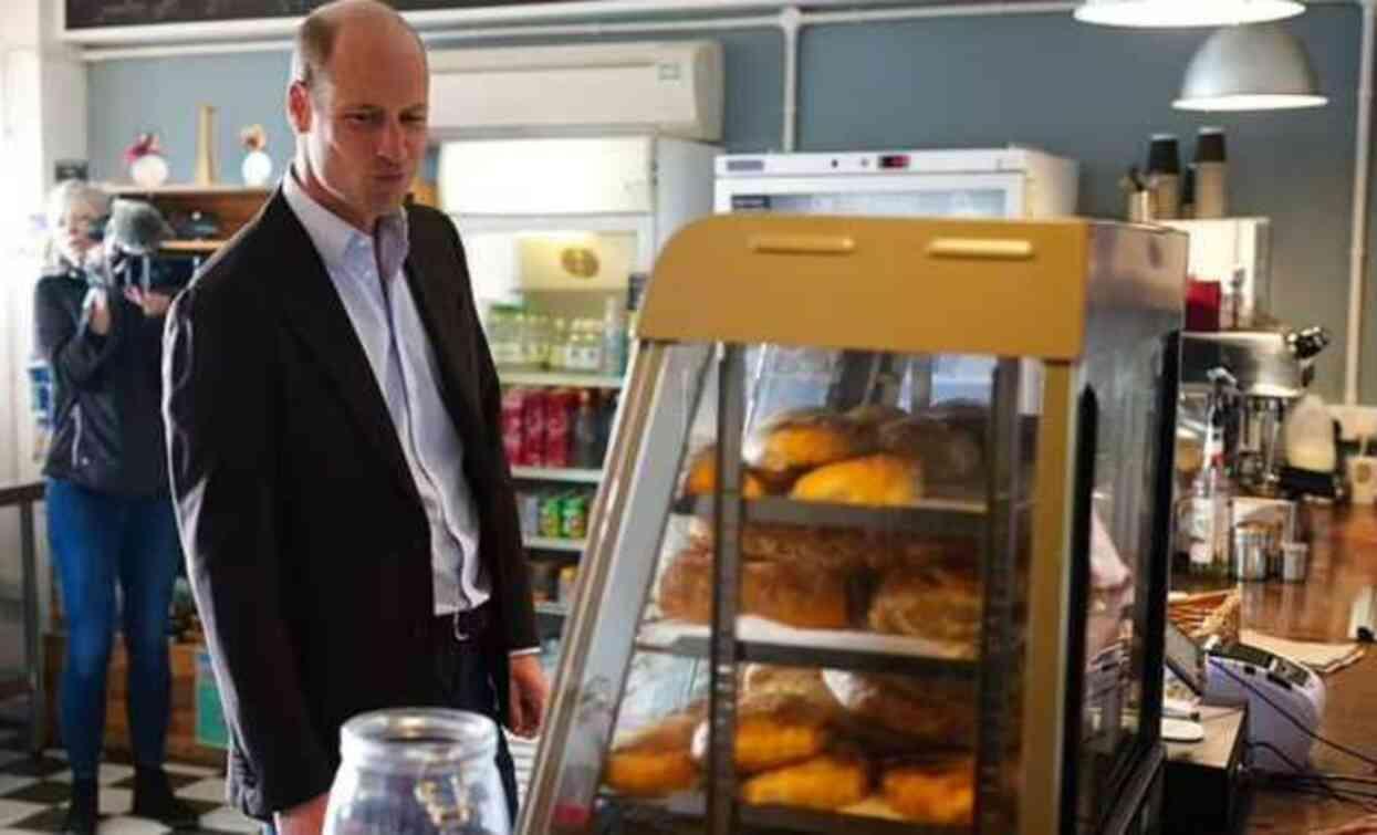 Scilly Adaları turunda bir hayli neşeli olduğu gözlenen Prens William, satın aldığı Cornish Pastyleri karısı ve çocuklarına götüreceğini söyledi