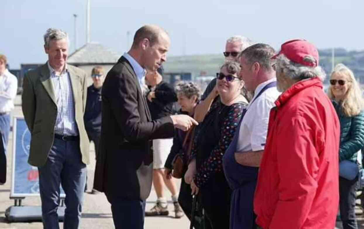 Scilly Adaları turunda bir hayli neşeli olduğu gözlenen Prens William, satın aldığı Cornish Pastyleri karısı ve çocuklarına götüreceğini söyledi