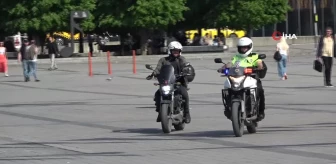 Taksim'de yaya yolunu işgal eden motosiklet sürücülerine ceza yağdı