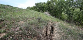 Tokat'ın Sulusaray ilçesinde arazide derin çatlaklar tespit edildi