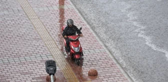 Antalya'da kuvvetli yağış hayatı olumsuz etkiledi