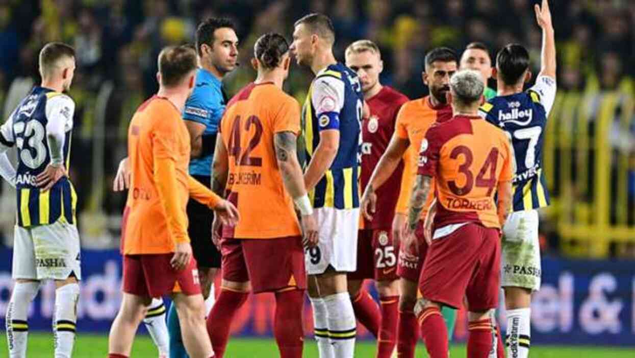 Hata yapma şansları yok! Galatasaray-Fenerbahçe derbisi öncesi 13 futbolcu kart sınırında Hata yapma şansları yok! Galatasaray-Fenerbahçe derbisi öncesi 13 futbolcu kart sınırında