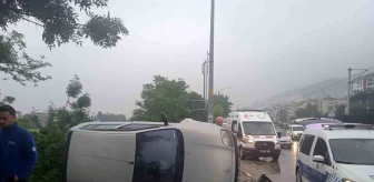 Bursa'da Sürücünün Kontrolünden Çıkan Otomobil Yan Yattı