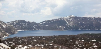 Nemrut Krater Gölü'nün yolu kardan açıldı