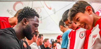 Samsunspor'lu Futbolcular ve Teknik Heyet Minik Öğrencilerle Buluştu