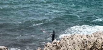 Zonguldak'ta Tehlikeli Kayalıklarda Balık Tutma Macerası