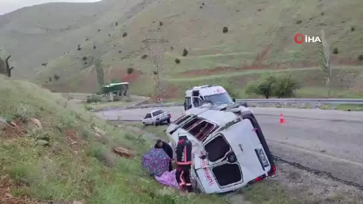 Yolcu minibüsü devrildi: 12 yaralı