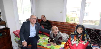 Sivas Valisi Yılmaz Şimşek, engelli oğullarına bakan 93 yaşındaki annenin Anneler Günü'nü kutladı