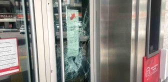 Adana'da Ziraat Bankası'nın camları parke taşlarıyla kırıldı