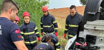 Adana'da Otomobil Şarampole Devrildi, 2 Kişi Yaralandı