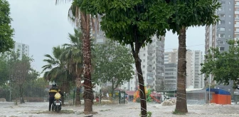 Adana'da Sağanak Yağış: Ev ve İş Yerleri Su Bastı, Araçlar Mahsur Kaldı
