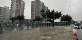 Adana'da yağmurda yollar göle döndü, evleri su bastı