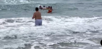 Alanya'da dalgalara rağmen denize giren tatilciler boğulma tehlikesi geçirdi