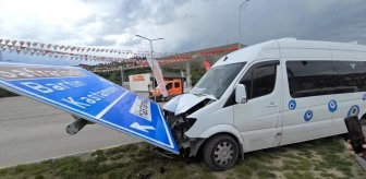 Karabük'te Minibüs Yön Tabelasına Çarptı