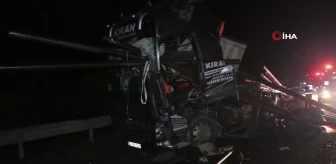 Anadolu Otoyolu'nda feci kaza: Demir borular tırın ön camından çıktı