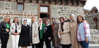 Erzurum Valisi Mustafa Çiftçi'nin Eşi Azime Çiftçi, Dünya Şampiyonu Melek Okuyucu Yörenç'i Kutladı
