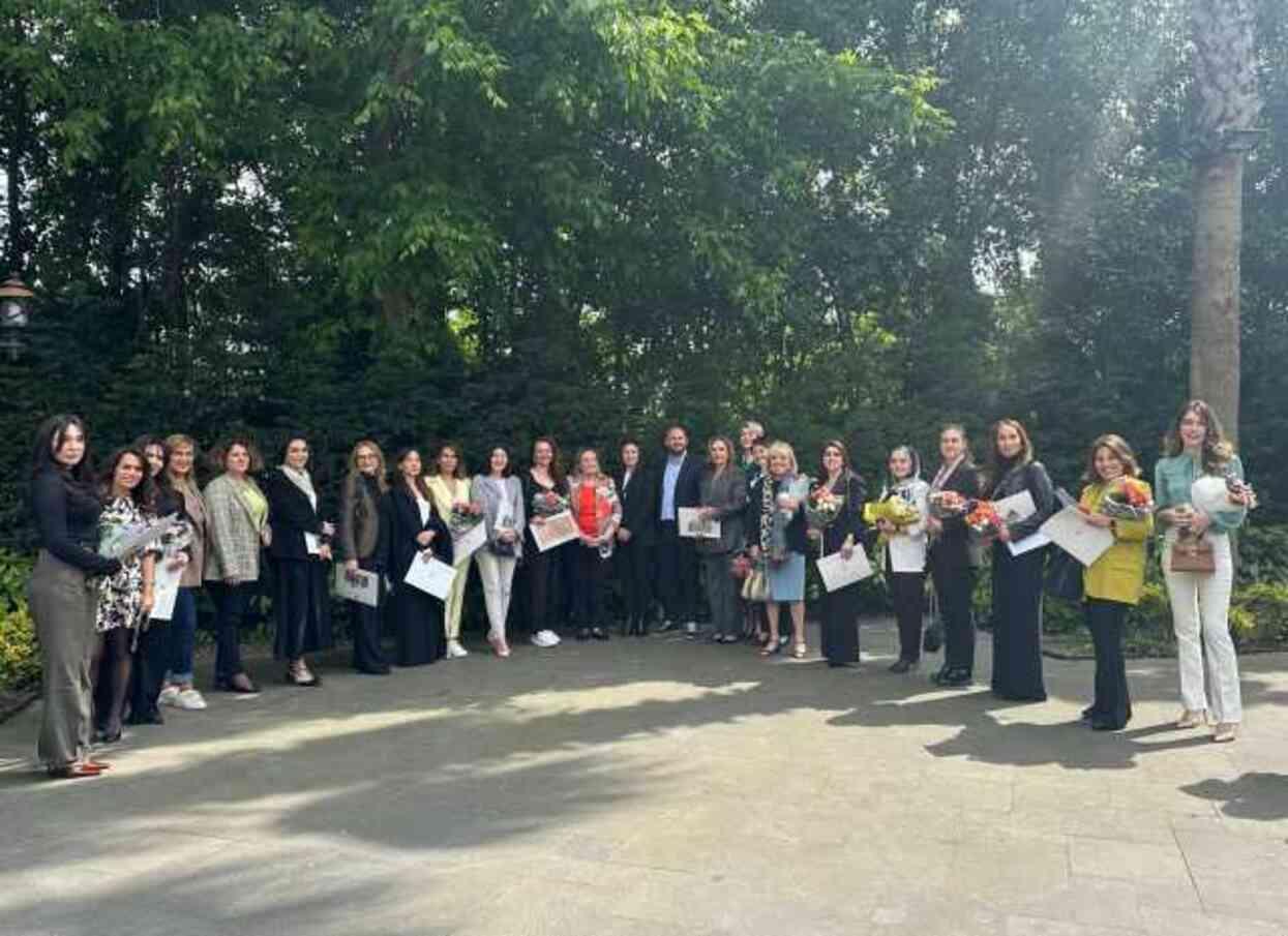 Depremzede anneler için düzenlenen etkinlikte Haberler.com CEO'su Sümeyra Teymur'a teşekkür plaketi Depremzede anneler için düzenlenen etkinlikte Haberler.com CEO'su Sümeyra Teymur'a teşekkür plaketi