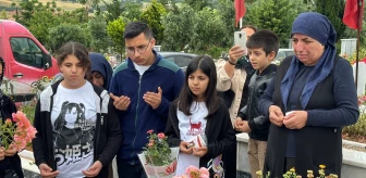 Depremzede Kardeşler Anneler Gününde Anne ve Babalarının Mezarını Ziyaret Etti