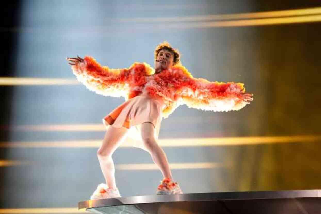 Eurovision'da LGBT propagandası yaparak birinci olan Nemo: Kupayı kırdım