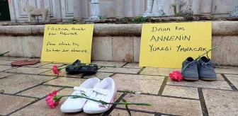 Düzce'de Filistin'deki Zulme Dikkat Çeken Kadın Ayakkabılarına Karanfil Bıraktı