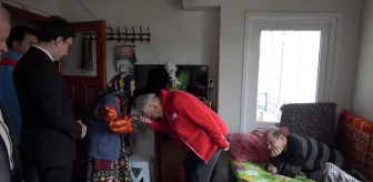 Kızılay, engelli çocuklarına 60 yıldır bakan annenin Anneler Günü'nü kutladı