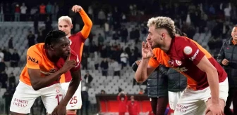 Galatasaraylı Futbolcuların Taraftarlara 3'lü Çektirme Sevinci
