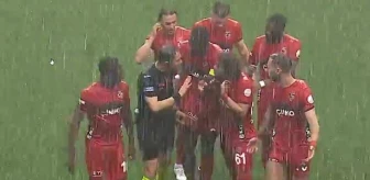 A. Demirspor- Gaziantep FK maçına yağmur engeli! Hakem karşılaşmayı durdurdu