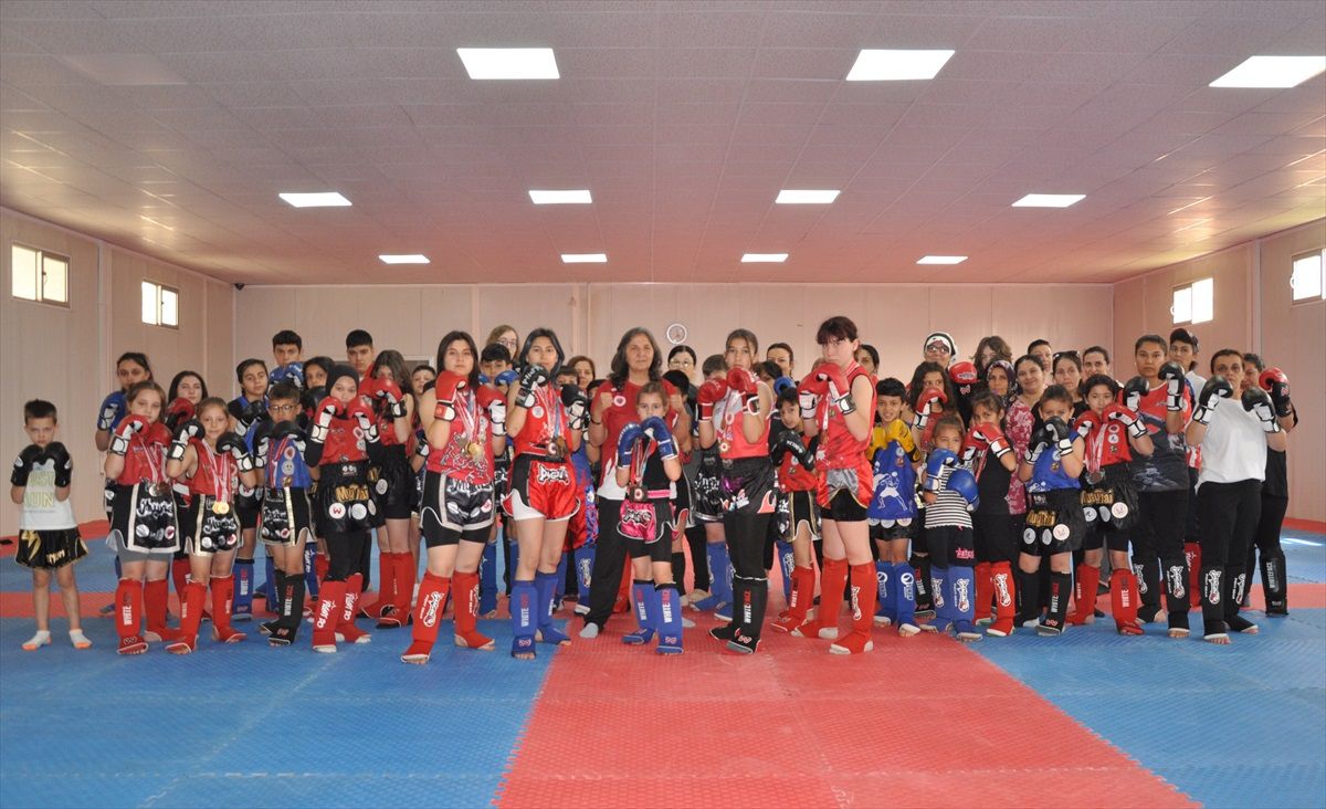 Silifke'de Muaythai Sporcuları Anneleriyle Antrenman Yapıyor