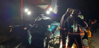Otomobil, trenin altında kaldı: Sürücü hayatını kaybetti