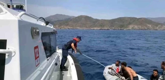 Muğla'da lastik bot su alarak batma tehlikesi geçiren düzensiz göçmenler kurtarıldı