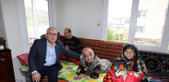 Sivas Valisi Yılmaz Şimşek, 93 yaşındaki annenin özverili bakımını ziyaret etti