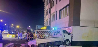 Bolu'da kamyonet dükkanlara çarptı