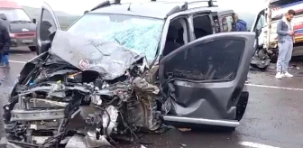 Ardahan'da Kamyonet ile Otomobil Kafa Kafaya Çarpıştı: 2 Yaralı