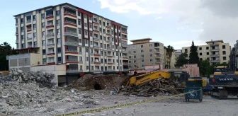 Gaziantep'te depremde ağır hasar alan bina kontrollü yıkım sırasında çöktü