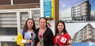 Gümüşhacıköy Gönüllü Genç Kızılay Üyeleri İş Yerlerini Ziyaret Ederek Anneler Günü'nü Kutladı