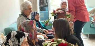 Aydın'da Jandarma Anneler Günü'nde Huzurevlerindeki Anneleri Ziyaret Etti