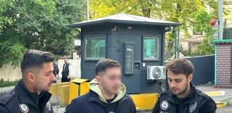 Kadıköy'de Motosikleti Yayaların Üzerine Sürerek Dalga Geçen Sürücü Yakalandı