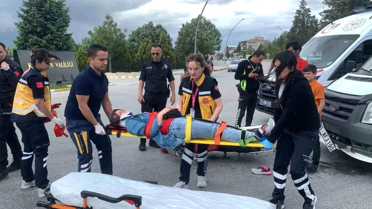 Karaman'da minibüs motosiklete çarptı, 1 kişi yaralandı