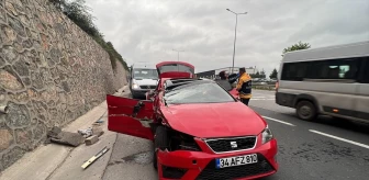 Kocaeli Gebze'de Tıra Çarpan Otomobilde 3 Kişi Yaralandı